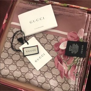 GUCCI BLOOMS PRINT SILK SCARF